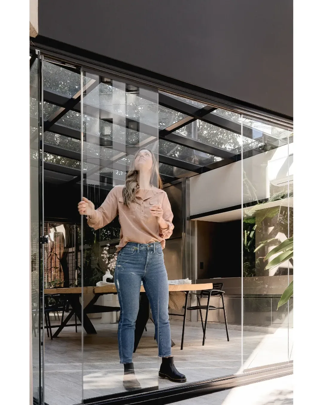 Detalhe dos painéis de vidro do sistema de envidraçamento Cristal Flex