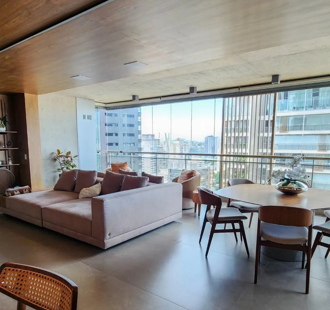 Living integrado à varanda envidraçada de apartamento de alto padrão