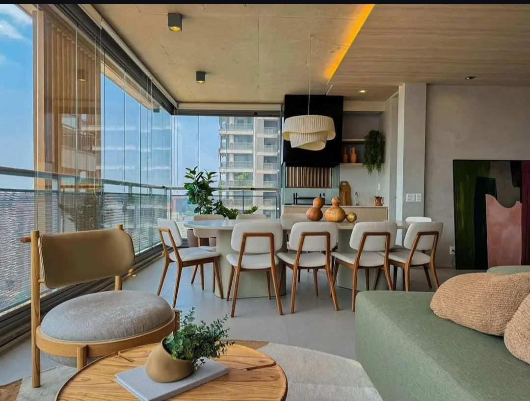 Varanda gourmet integrada à sala de jantar com envidraçamento total